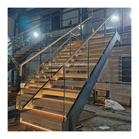 Escaliers préfabriqués en acier inoxydable avec garde-corps en verre pour une utilisation intérieure/extérieure dans les halls d'appartements.