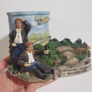 Portalápices de resina personalizado conmemorando a los <span class=keywords><strong>hermanos</strong></span> <span class=keywords><strong>Wright</strong></span> añadiendo un toque histórico e inspirador al escritorio - Product Image 4