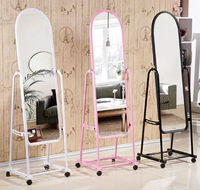 Miroir sur pied arqué mobile avec roulettes, idéal pour les salons et les chambres.
