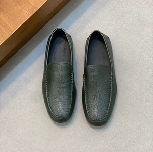 Mocassins de luxe en cuir grainé vert foncé avec plaque métallique argentée pour homme – Chaussures de conduite et d'affaires quotidiennes - Product Image 5