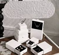 Boîte d'emballage pour bijoux en carton blanc tricotée à la main avec doublure en éponge/EVA, luxe léger, haut de gamme, boîte en deux parties