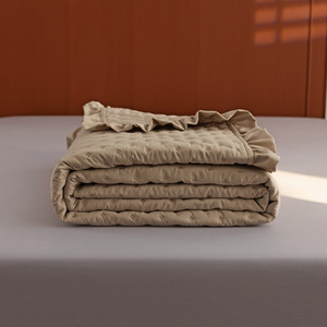 Juego de Ropa de Cama Acolchada de Tres Piezas Estilo Europeo, Cubrecama Liso con Acabado Lijado para Edredones de Aire Acondicionado - Product Image 2