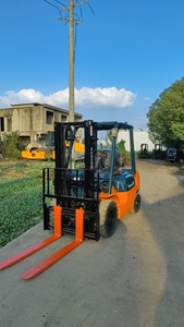 Gebrauchter 2,5-Tonnen-Dieselstapler FD25 mit Zweistufigem Mast und Allradantrieb, Vollgummireifen für den Baustelleneinsatz im Angebot - Product Image 5