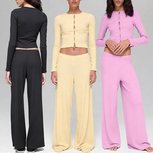 Ensemble de yoga respirant et ultra-doux YIYI pour femme, tenue de yoga à manches longues avec découpes en forme de clé, tenue de yoga à col rond pour femme - Product Image 1
