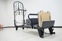 Yüksek hassasiyetli siyah alüminyum Pilates Reformer, taşınabilir ve ayarlanabilir, yarı yüksek stüdyo kullanımı için uygundur.