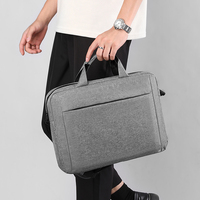 Sac à bandoulière multifonctionnel portable en polyester grande capacité 14 pouces léger avec sangle réglable confortable pour ordinateur portable