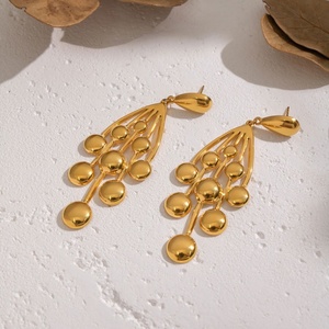 ต่างหูแฟชั่นเกาหลีแบบขายส่ง ป้องกันการหมอง ผลิตจากสแตนเลสสตีล 316L ชุบทอง 18K PVD รูปทรงองุ่น สำหรับผู้หญิง - Product Image 2