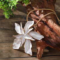 Collares de cadena para clavícula Meetyoo de aleación ecológica con colgante de flor colorida de doble capa exagerada y simulada, esmaltados