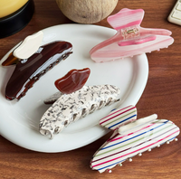 Barrettes à cheveux mignonnes faites à la main en feuille d'acétate rayée colorée pour maintenir le chignon sur le dessus de la tête avec des bandeaux en forme de requin