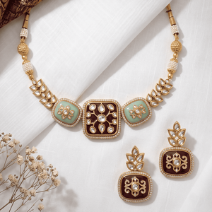 Conjunto de collar de cadena de cuerda dorada antigua, tradicional y moderno, con detalles de esmalte verde menta y granate, y pendientes a juego. - Product Image 1