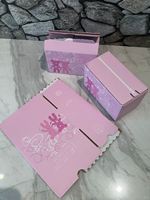 Kerstverpakkingen van gerecycled snoep, chocolade en fruit, met venster