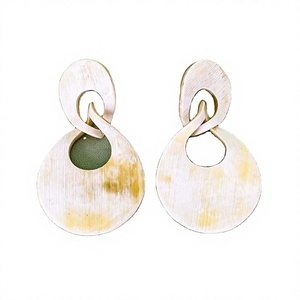 Boucles d'oreilles en corne de buffle naturelle, design moderne unique, faites à la main, de haute qualité, pour femmes, personnalisation de la couleur/de la taille/de la forme - Product Image 1
