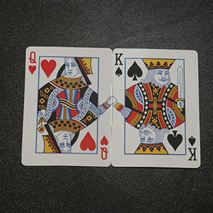 Tenir la main tours <span class=keywords><strong>de</strong></span> <span class=keywords><strong>magie</strong></span> deux cartes signées connectées en une carte Magia romantique gros plan lllusions Gimmicks accessoires <span class=keywords><strong>de</strong></span> mentalisme - Product Image 6