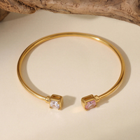 Brazalete Abierto Minimalista XY 7705, Chapado en Oro, Acero Inoxidable, con Circonita Cúbica Cuadrada Brillante y Colorida