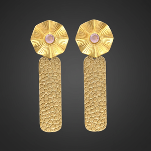 Juego de Pendientes de Compromiso y Boda con Diseño Único en Forma de Arquitectura Étnica, Chapados en Oro, con Gemas Hidroponíacas Rosas - Product Image 3