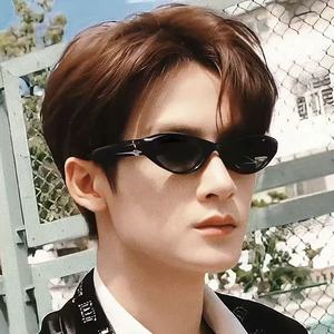 แว่นกันแดดทรงแคทอายกรอบเล็ก ยูนิเซ็กส์ กรอบพีซีสีดำ ป้องกันรังสียูวี 400 สำหรับผู้ชายผู้หญิง - Product Image 1