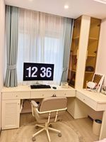 Bureau d'ordinateur moderne en forme de L avec bibliothèque haute et tiroirs, grande station de travail pour bureau à domicile avec support pour unité centrale pour salle d'étude