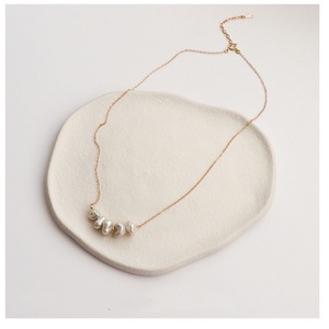 Collier en perles baroques naturelles pour femmes, design rustique et simple avec chaîne de clavicule en argent brisé, doux et élégant - Product Image 4