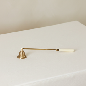 Elegante apagador de velas de metal, herramienta de extinción de velas de mango largo hecha a mano, diseño moderno para interiores de casas - Product Image 1