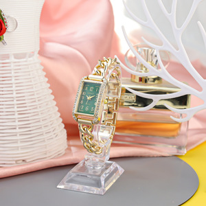 Montre à quartz rectangulaire pour femme, bracelet en alliage doré, cadran analogique avec accents de diamants, montre élégante et tendance - Product Image 6