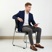 Chaises de bureau pliables en plastique empilables avec design contemporain, base en fer sans accoudoirs pour usage commercial - Vente en gros