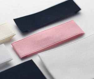 Étiquettes de vêtements en satin tissé personnalisées de haute qualité avec logo, nom de marque et matériau en coton – Étiquettes de vêtements économiques - Product Image 5