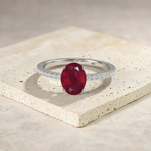 Anillo Ovalado de Rubí en Plata de Ley 925, Anillo de Compromiso con Rubí Natural, Banda Delicada con Diamantes, Regalo de Piedra de Nacimiento de Julio para Ella - Product Image 1