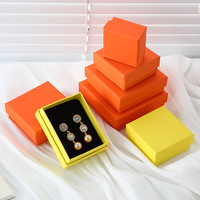 Boîte cadeau rigide en papier prête à l'emploi avec couvercle et base, finition mate ou brillante, doublure en éponge et gaufrage pour bagues, boucles d'oreilles et colliers