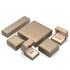 Boîte à bijoux personnalisée en cuir PU brossé Boîte de bague de mariage élégante - Product Image 1