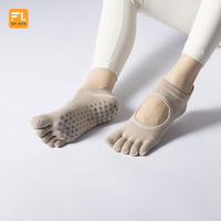 Chaussettes de Pilates antidérapantes à logo personnalisé, chaussettes de Pilates côtelées pour femmes, poignées antidérapantes