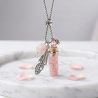 Collier pendentif bohème pour femme en pierre naturelle avec breloques plumes et flacon en verre pour huiles essentielles d'aromathérapie