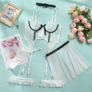Completo Intimo Sexy in Pizzo Francese 3D Traspirante con Reggicalze, Reggiseno a Coppa 3/4, Spalline Regolabili e Slip a Vita Bassa - Product Image 1