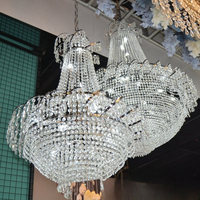 Lustre de luxe en métal de fer de 12 têtes lustre de couronne d'or avec le cristal de perle pour la décoration de plafond de mariage