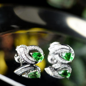 Orecchini a lobo di lusso in argento 925 con smeraldo a goccia e diamanti taglio baguette per donna, da indossare tutti i giorni - Product Image 5
