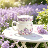 Mug en céramique florale violette de 400 ml avec couvercle et couvercle Mara, design européen, mug à café et à thé en porcelaine réutilisable