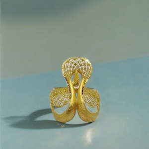 Anillo de Oro Contemporáneo con Patrón de Rejilla Detallado, Diseño Artístico Único para Ocasiones Especiales - Product Image 2