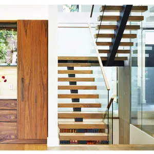 Nouvel escalier intérieur avec poutre diagonale quille et plancher de grenier marche d'escalier épaisse en noyer escalier rotatif en acier et en bois