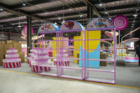 Süßwarenladen-Dekoration Süßigkeiten-Verkaufsdisplay Türförmiges Lollipop-Zucker-Displayregal LED-Beleuchtung Buntes Süßigkeiten-Displayregal