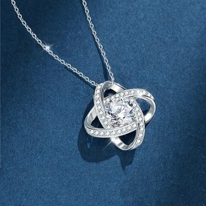 Nuova Collana con Ciondolo a Quadrifoglio Traforato e Diamanti Incastonati <span class=keywords><strong>per</strong></span> Catena Clavicolare, un <span class=keywords><strong>Regalo</strong></span> <span class=keywords><strong>per</strong></span> la Tua <span class=keywords><strong>Figlia</strong></span> - Product Image 4