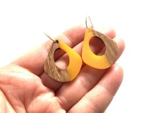 Boucles d'oreilles artisanales en résine et en bois, style bohème chic, bijoux légers, cadeau parfait pour les femmes, les adolescentes et les filles qui aiment le style unique - Product Image 3