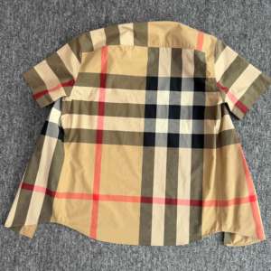 <span class=keywords><strong>Camicia</strong></span> Casual Boxy Personalizzata con Logo Ricamato Stile Europeo e Americano, Classica a <span class=keywords><strong>Quadri</strong></span> Cammello, <span class=keywords><strong>Manica</strong></span> <span class=keywords><strong>Corta</strong></span>, Collo a Risvolto, OEM - Product Image 3