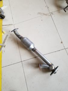 Accesorios de coche Convertidor catalítico universal de alta calidad barato para Toyota Land Cruiser Prado 4000 4Runner Middle - Product Image 5