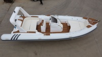 Bateau pneumatique semi-rigide (RIB) de 760 cm en fibre de verre avec plancher en teck pour 13 personnes, idéal pour la pêche et les yachts
