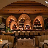 Solution tout-en-un pour bar commercial incluant des armoires de bar, des équipements de comptoir, des décorations, des tables et des chaises.