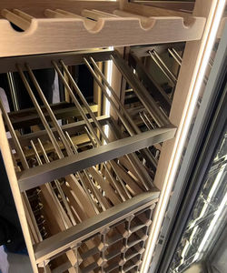 Armoire à vin élégante personnalisée avec étagères en métal doré et vitrine en verre pour le mobilier de divertissement à domicile - Product Image 2