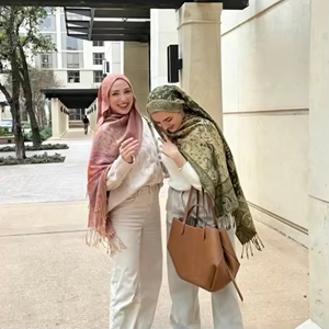 2025 Floral Jacquard foulard pour femmes doux Modal grand gland Paisley Faux cachemire hiver Style ethnique Offre Spéciale pour l'été - Product Image 1