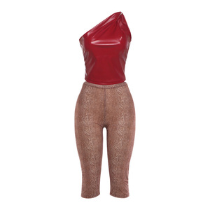 Ensemble 2 pièces pour femmes, haut court à une épaule en similicuir rouge et pantalon capri imprimé peau de serpent, tendance - Product Image 3