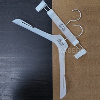 Hochwertige, Leichte und Langlebige Kunststoff-Kleiderbügel mit Logo, Clips und Hosenhalter für Damenbekleidungsgeschäfte