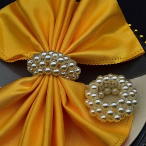Boucle de serviette personnalisée en cordon tressé avec pompon et fausses perles pour décoration de dîner de mariage de luxe - Product Image 4