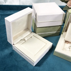 Boîte à bijoux rectangulaire en velours vert pour bague et collier, en forme de peau de daim, nouvelle boîte à bijoux en tissu imitation daim, vente chaude - Product Image 6